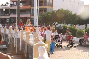 Un pasacalles anima a Melenara a vivir sus fiestas (Foto Briand Rodríguez)